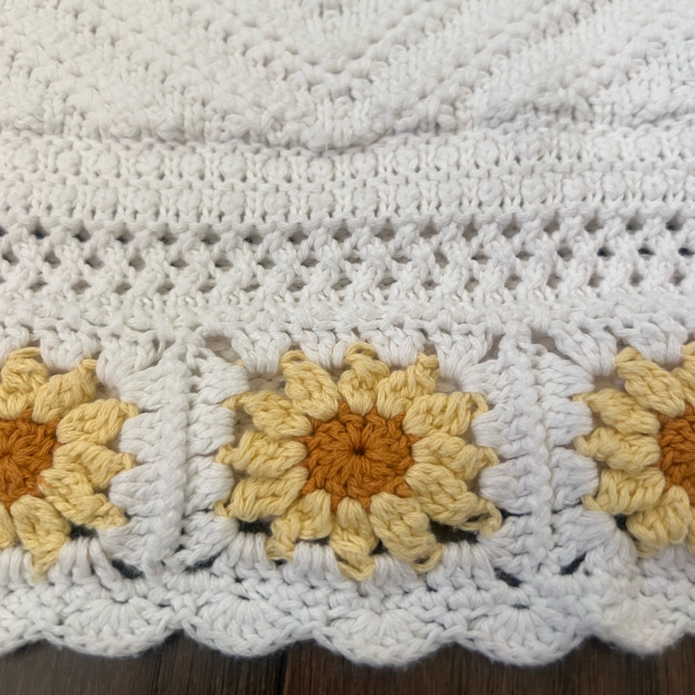 Hollister flower Crochet top - Picture 3 of 3